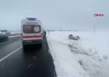 Kars'ta minibüs şarampole devrildi: 5 yaralı