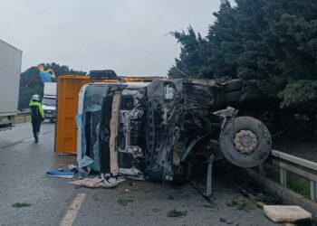 Kamyon bariyerlere çarpıp yan yattı; 1 yaralı