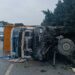 Kamyon bariyerlere çarpıp yan yattı; 1 yaralı
