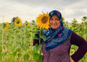 Yangında ölen kadın toprağa verildi, eşinin tedavisi sürüyor