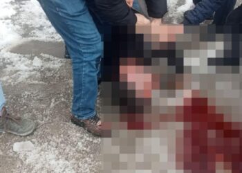 Çatından üzerine kar ve buz kütlesi düşen kişi ağır yaralandı