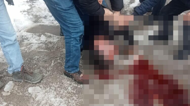 Çatından üzerine kar ve buz kütlesi düşen kişi ağır yaralandı