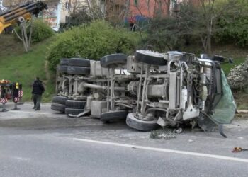 Üsküdar’da lastiği patlayan beton mikseri devrildi; sürücüsü yaralandı