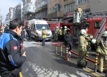 Fatih'te gelinlik mağazasında yangın; mahsur kalan 2 kişi kurtarıldı