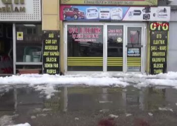 Çatıdan üzerine kar ve buz kütlesi düşen kişi ağır yaralandı