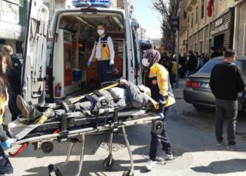 Kırmızı ışıkta duran araca çarpan otomobil, yayaların arasına daldı; 5 yaralı