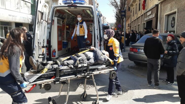 Kırmızı ışıkta duran araca çarpan otomobil, yayaların arasına daldı; 5 yaralı