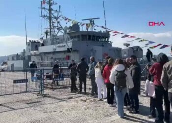 Çanakkale’de Deniz Kuvvetleri Komutanlığı'na bağlı gemiler ziyarete açıldı