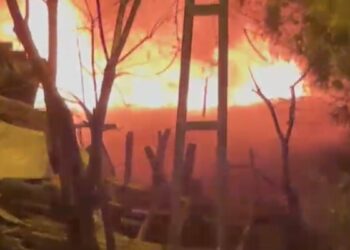 Tuzla'da 2 gecekondu alev alev yandı