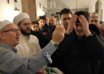 Kadir Gecesi'nde tarihi camide Sakal-ı Şerif ziyarete açıldı
