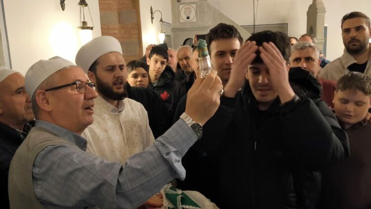 Kadir Gecesi'nde tarihi camide Sakal-ı Şerif ziyarete açıldı
