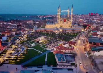 Selimiye Camisi meydanında 7 bin 500 kişi Kadir Gecesi iftarında buluştu