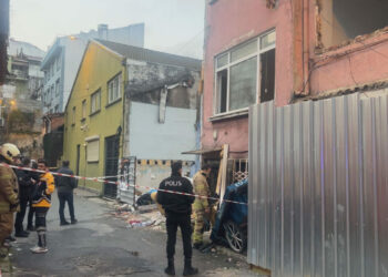 Beyoğlu'nda 2 katlı evde yangın çıktı; 2 yaşındaki bebek hayatını kaybetti -1