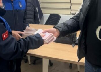 Yolda buldukları içinde 176 bin lira olan çantayı sahibine ulaştırdılar