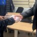 Yolda buldukları içinde 176 bin lira olan çantayı sahibine ulaştırdılar