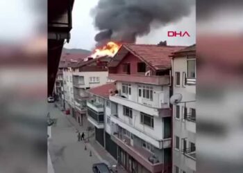 Bartın'da 4 katlı binanın çatısı yandı