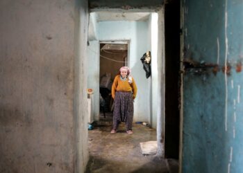 Hurdacı kadın, belediyeden aldığı gıda destek kartını Gazze’ye bağışladı