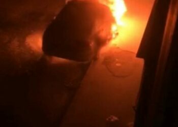 Trafik polisinin aracını kundaklayan sanıkların cezaları yeniden yargılamada azaldı