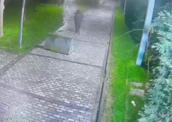 Beyoğlu’nda yerdeki cep telefonunu önce ayağıyla itti; sonra cebine koyup uzaklaştı