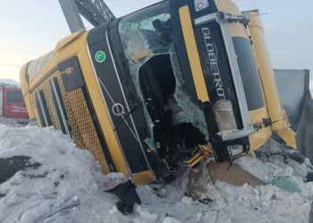 Buzlanma nedeniyle 2 TIR devrildi; 1 yaralı