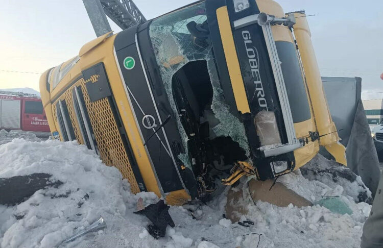 Buzlanma nedeniyle 2 TIR devrildi; 1 yaralı