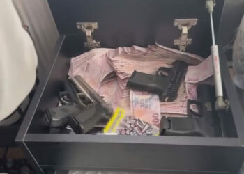 Maltepe'de uyuşturucu operasyonu; gizli bölmede silah ve yüklü para ele geçirildi