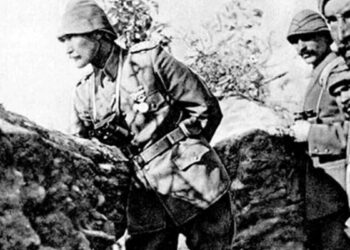 Atatürk, 18 Mart'ta denetime giderken bombardımana yakalanmış