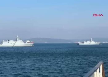 Çanakkale'de ziyarete açılan Deniz Kuvvetleri Komutanlığı'na bağlı gemilere yoğun ilgi