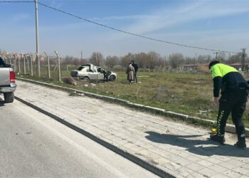 Otomobil bahçeye girip takla attı