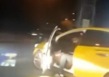 Taksici, içinde müşteri olan meslektaşının aracının önünü kesip, tehdit etti