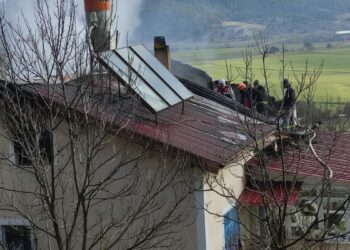 Evde çıkan yangında öldü, eşi yaralandı