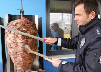 Sivas'ta polisten sürücülere iftarlık döner-ayran ikramı