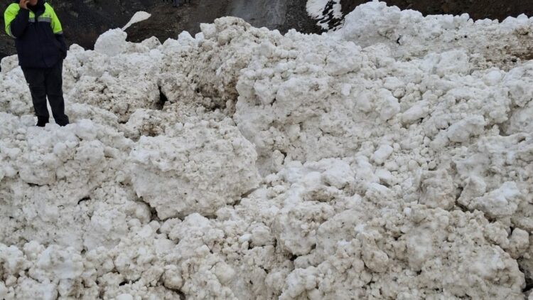 Çatak’ta çığ düştü; 1 mahalle ve 8 mezra ulaşıma kapandı