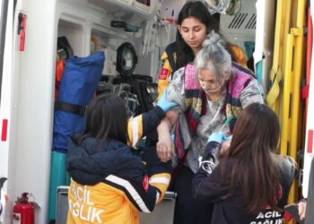 Kadıköy’de yangında dumandan etkilenen kadın hastaneye kaldırıldı
