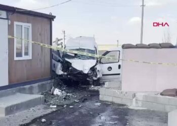 Uygulama noktasındaki bariyerlere çarpan hafif ticari aracın sürücüsü öldü