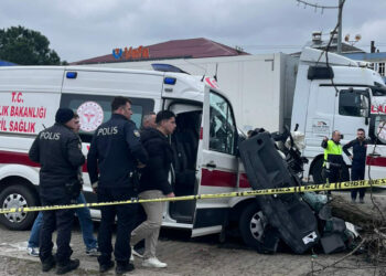 Ambulans ile kamyon çarpıştı: 1 ölü, 3 yaralı