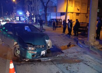 Bursa'da otomobil enerji nakil hattı direğine çarptı: 3 yaralı