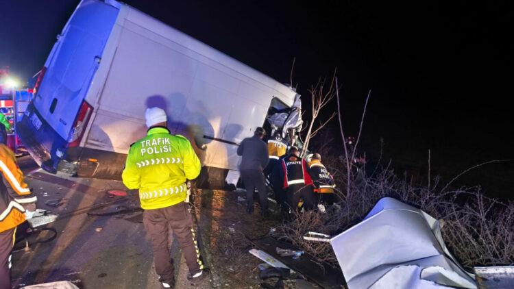 Kamyonet TIR’a arkadan çarptı: 2 ölü, 1 yaralı