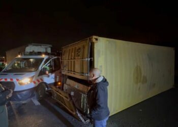 Kuzey Marmara Otoyolu'nda 2 TIR çarpıştı: 2 yaralı