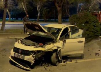 Kartal’da sürücüsünün makas attığı otomobil, taksiye çarptı: 3 yaralı