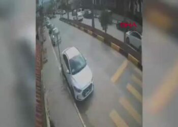 Devrilen motosikletteki 2 kişi yaralandı; kaza kamerada