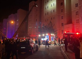 8 katlı binanın elektrik panosu patladı; bina tahliye edildi