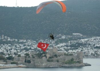 Bodrum semalarında ay yıldızlı 18 Mart anması