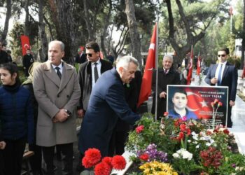 İzmir'de Çanakkale Şehitleri anıldı