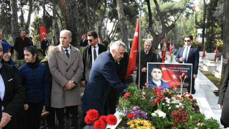 İzmir'de Çanakkale Şehitleri anıldı