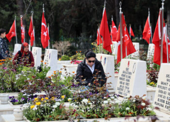 Adana'da şehitlikte 18 Mart anması