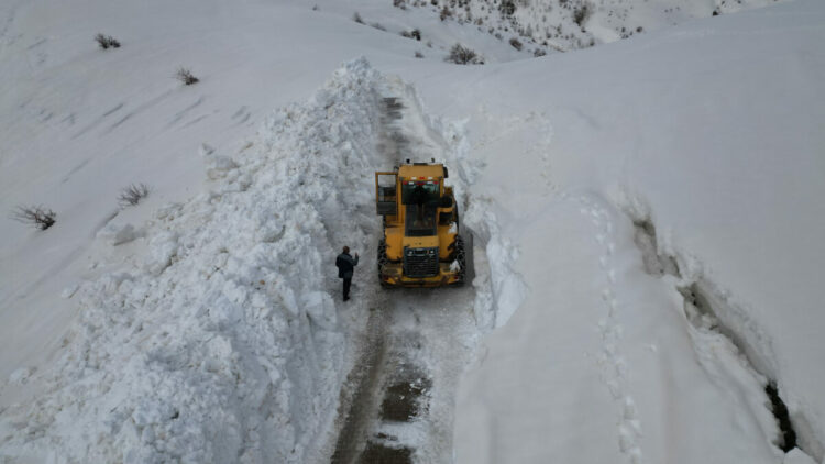 Bitlis'te 5 metreyi bulan karla mücadele