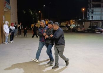 Ev hapsi cezasını ihlal eden hükümlü dolmuşta yakalandı