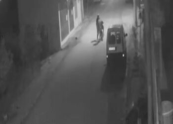 Motosikleti sürükleyerek çaldılar, o anlar kamerada