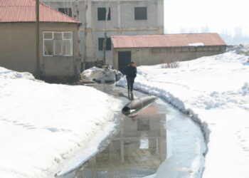 Yüksekova'da sağanak sonrası rögarlar taştı; bazı evleri su bastı